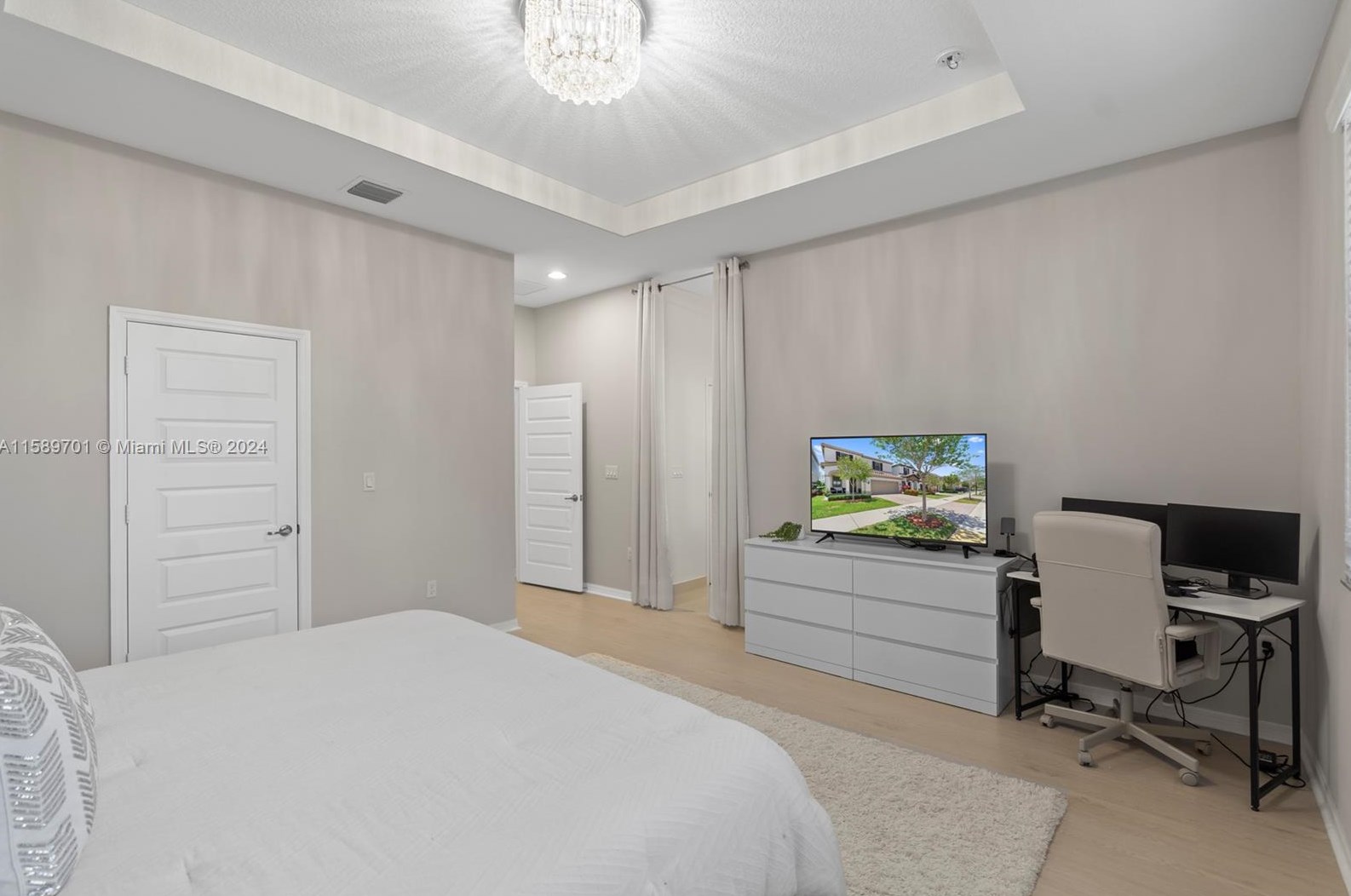 696 191st St, Miami FL  33179-3922 exterior