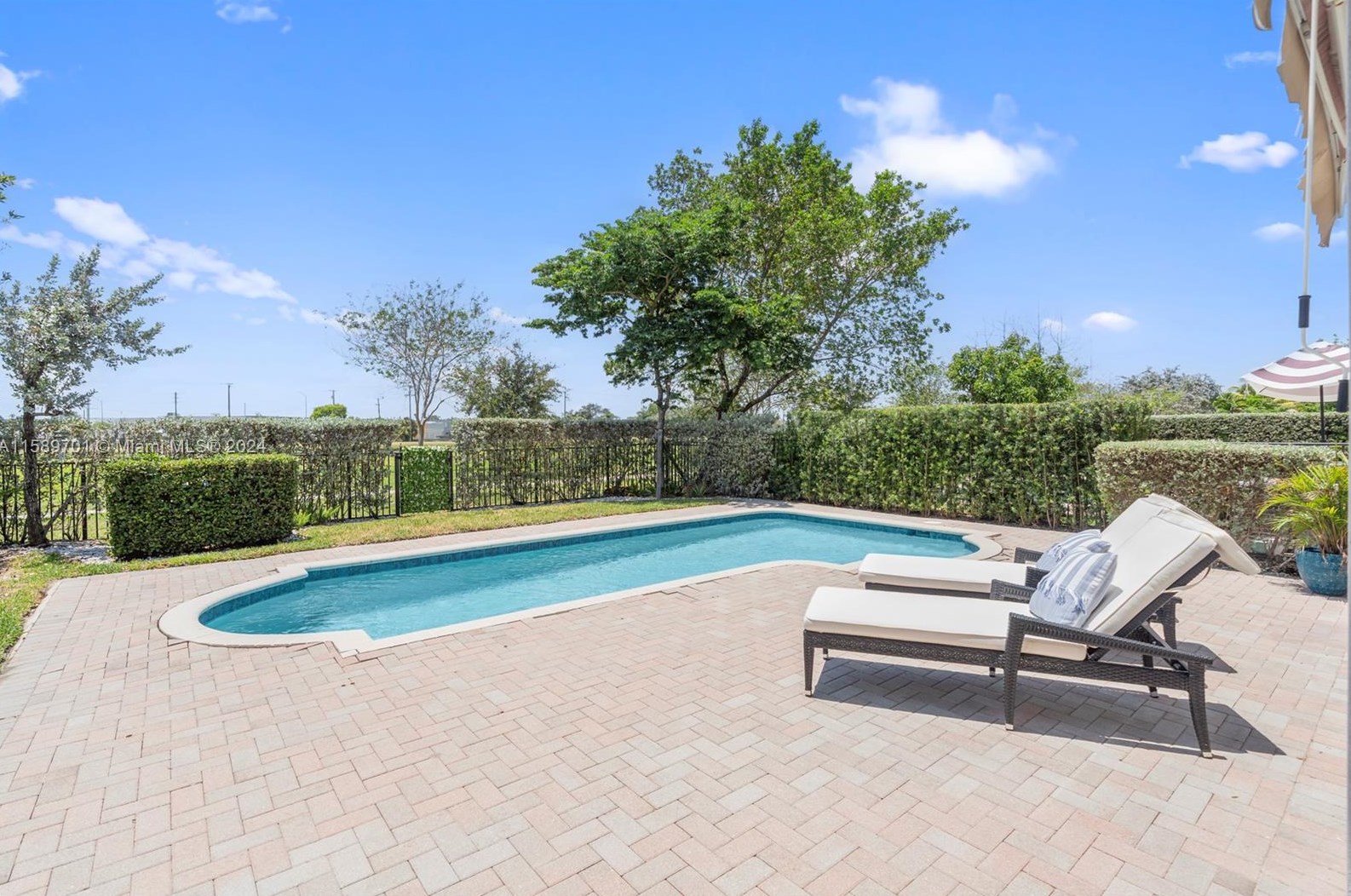 696 191st St, Miami FL  33179-3922 exterior