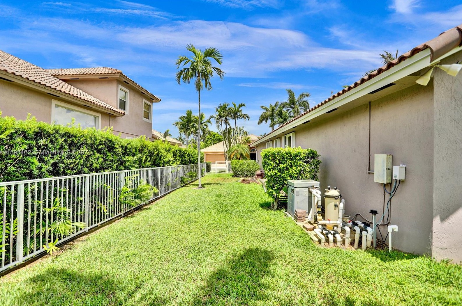 1261 137 Ave, Hollywood FL 33027-5905 exterior