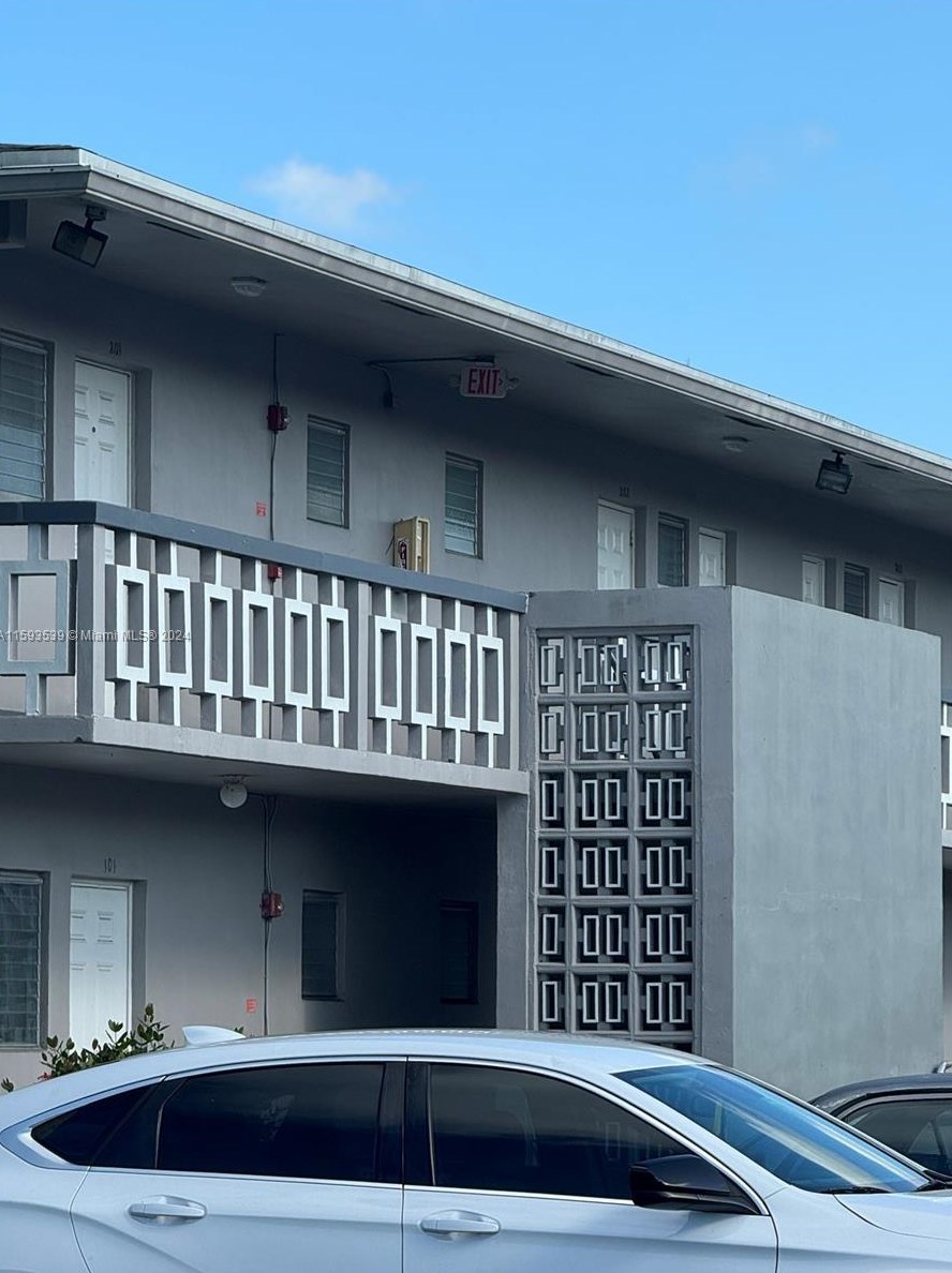 6720 Arbor Dr, Hollywood FL  33023-4883 exterior