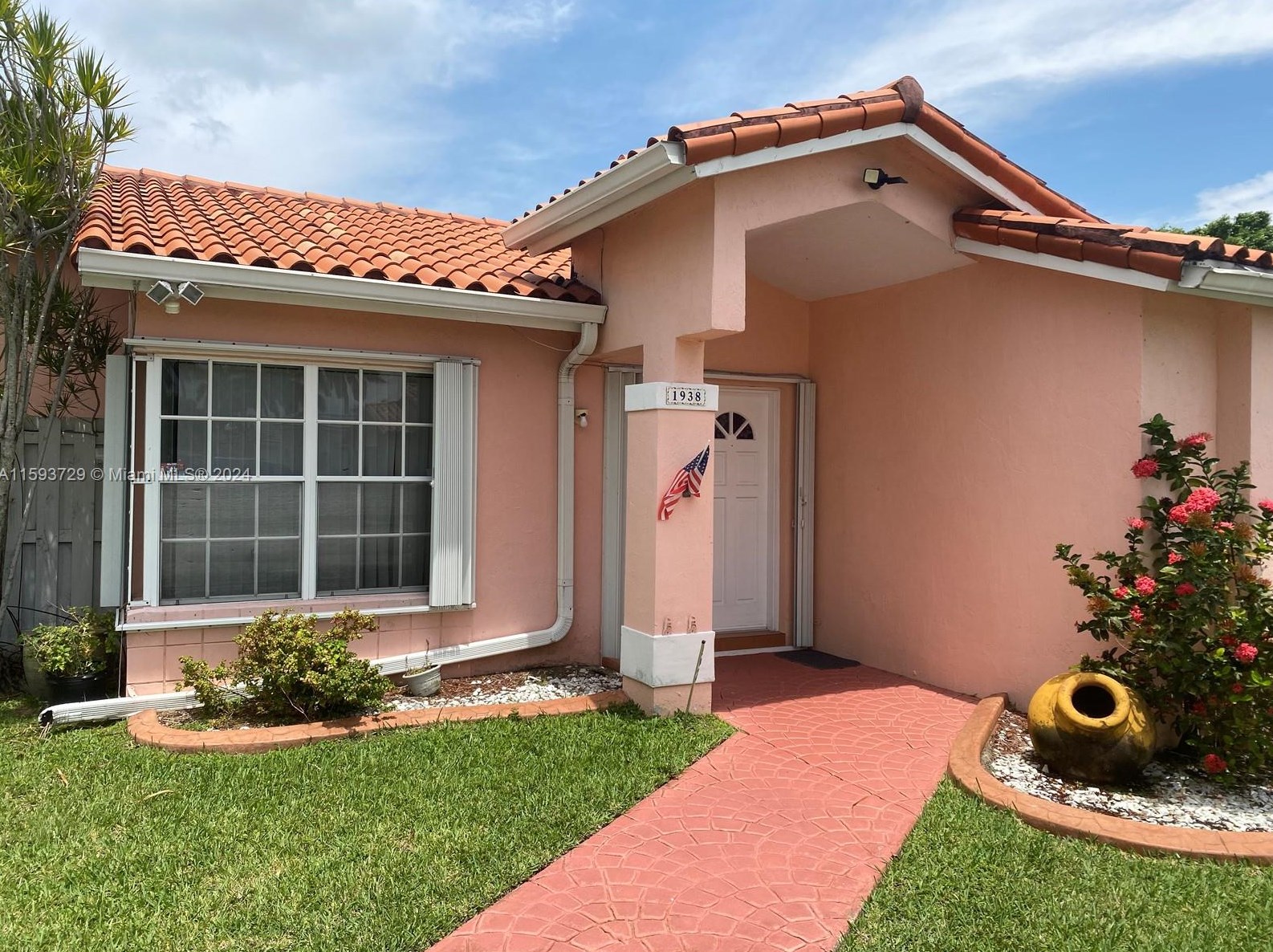 1938 137th Ct, Miami FL  33175-1092 exterior