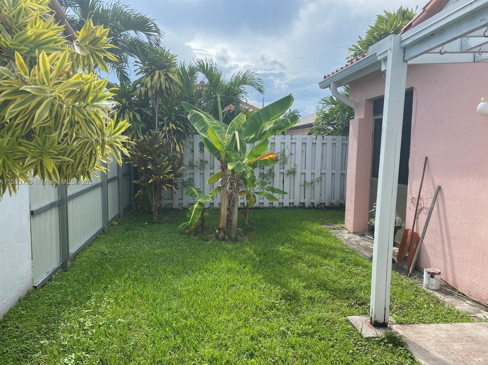 1938 137th Ct, Miami FL  33175-1092 exterior