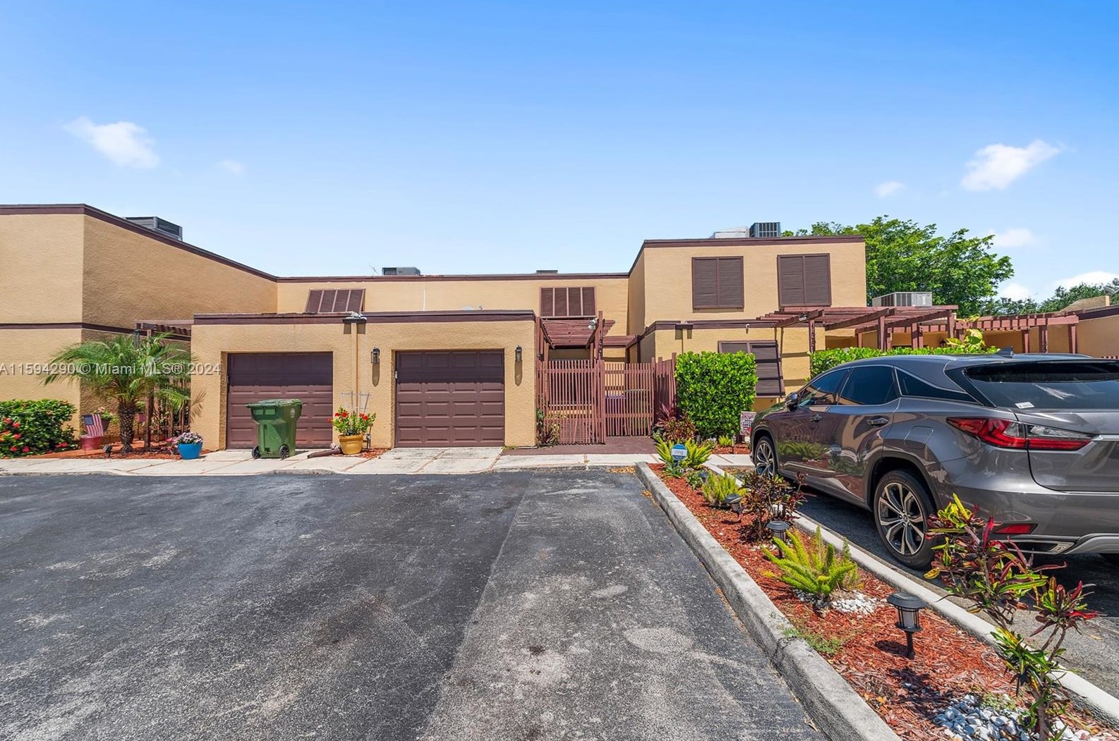 1361 Golfview Dr, Hollywood FL  33026-3112 exterior