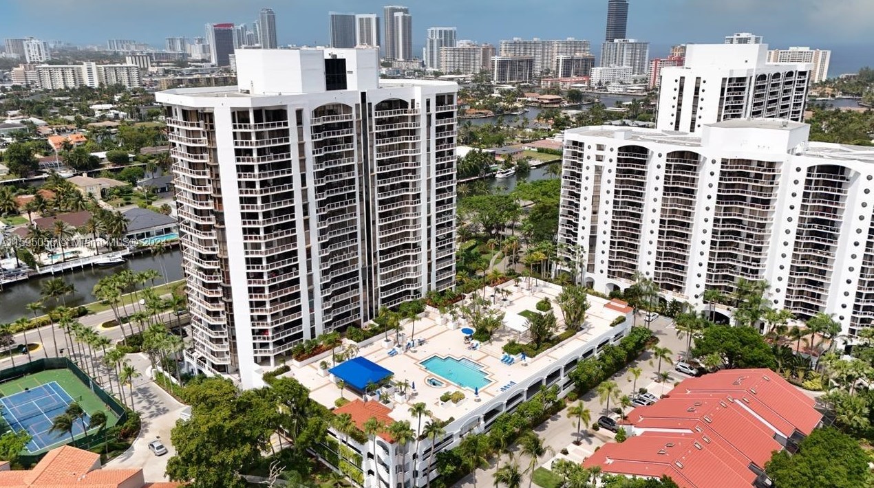 3600 Yacht Club Dr, Miami FL 33180-4115 exterior