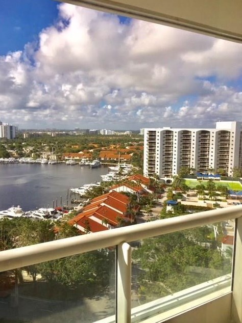 21205 Yacht Club Dr, Miami FL  exterior