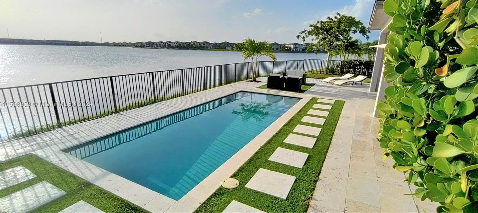 15800 88th Ave, Hialeah FL  33018-2019 exterior