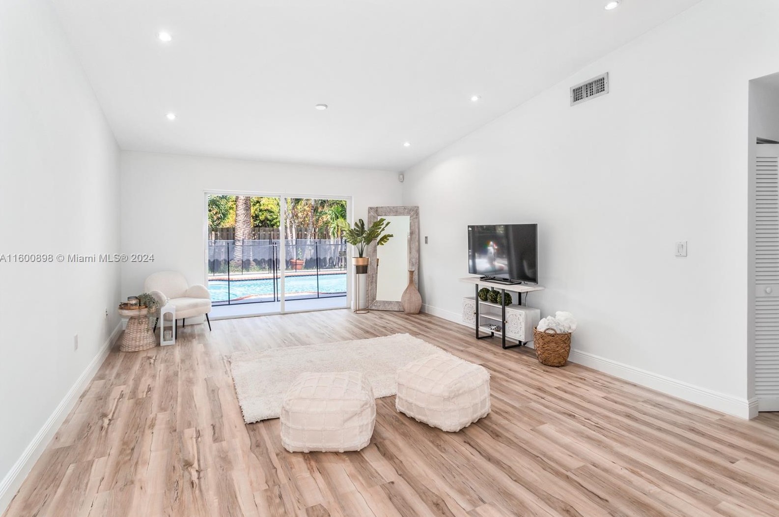 9391 212 Ter, Miami FL 33189-3728 exterior