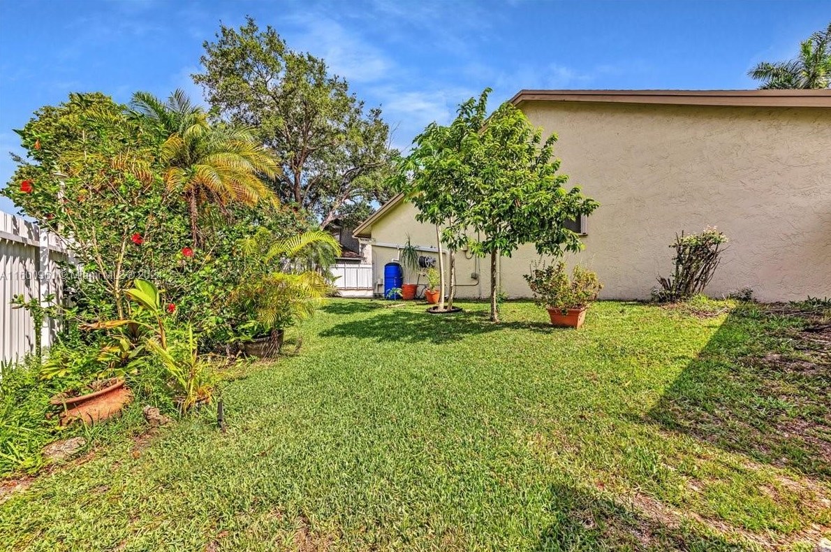 610 96 Ave, Hollywood FL 33024-8179 exterior