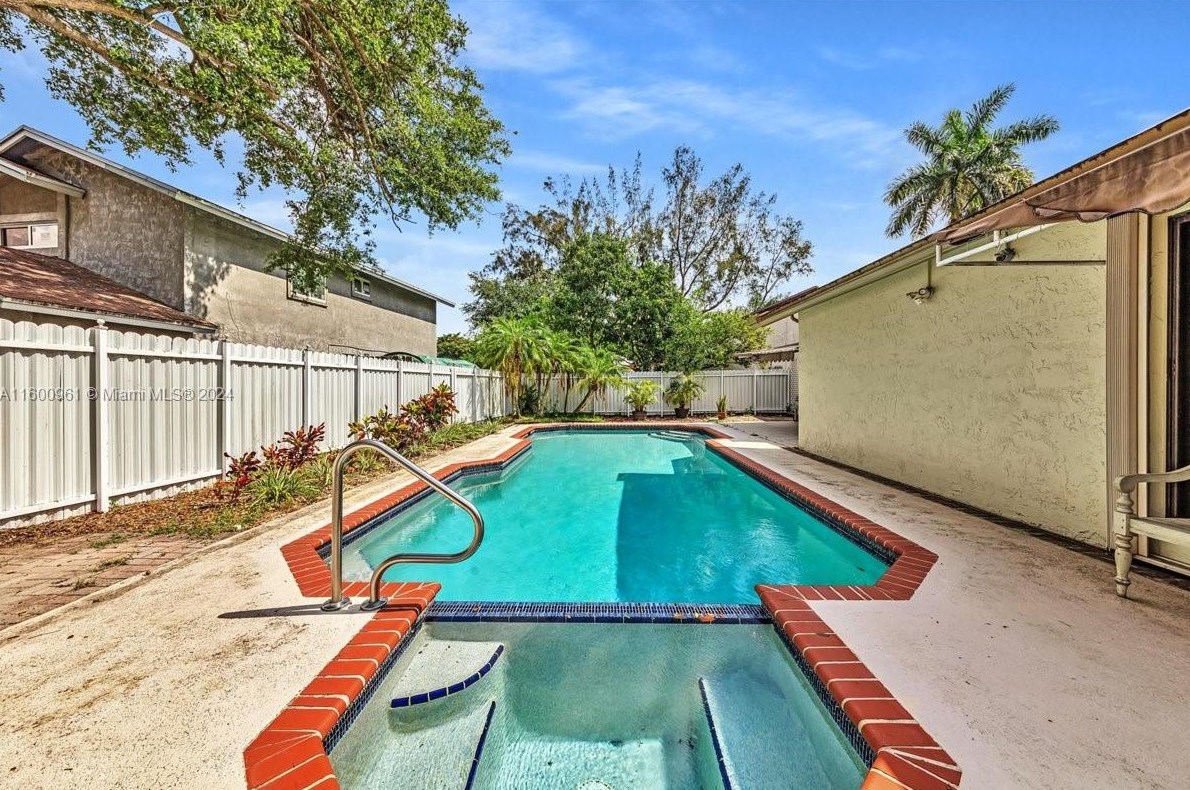 610 96 Ave, Hollywood FL 33024-8179 exterior