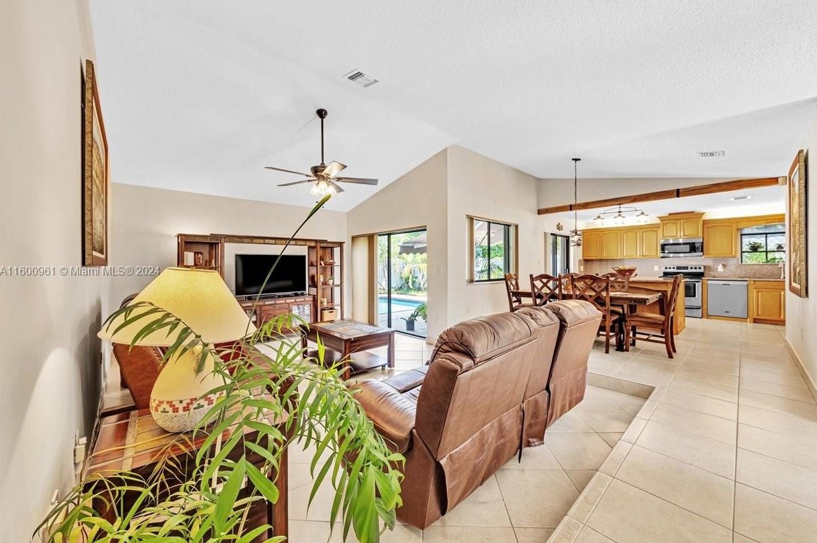 610 96 Ave, Hollywood FL 33024-8179 exterior