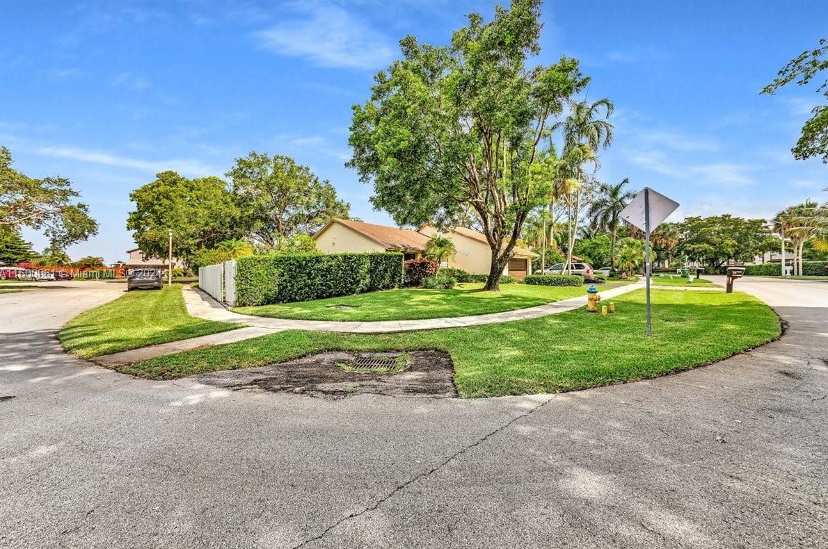 610 96 Ave, Hollywood FL 33024-8179 exterior