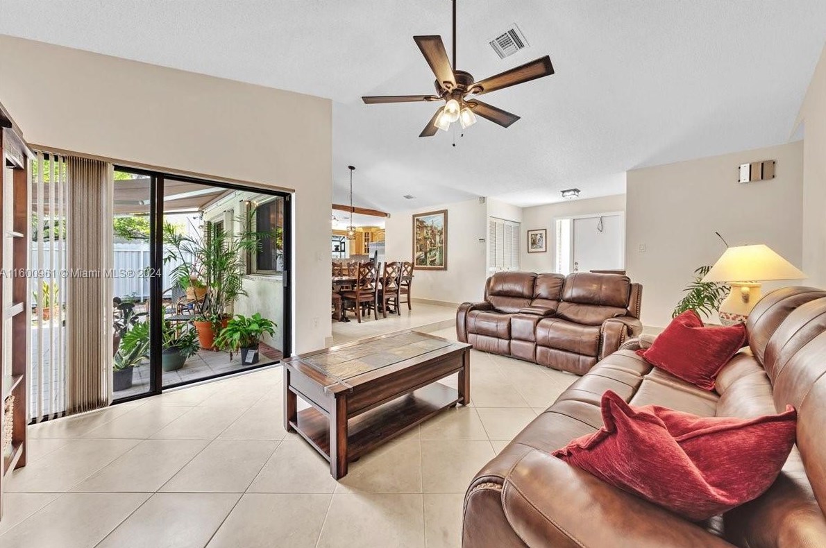 610 96 Ave, Hollywood FL 33024-8179 exterior