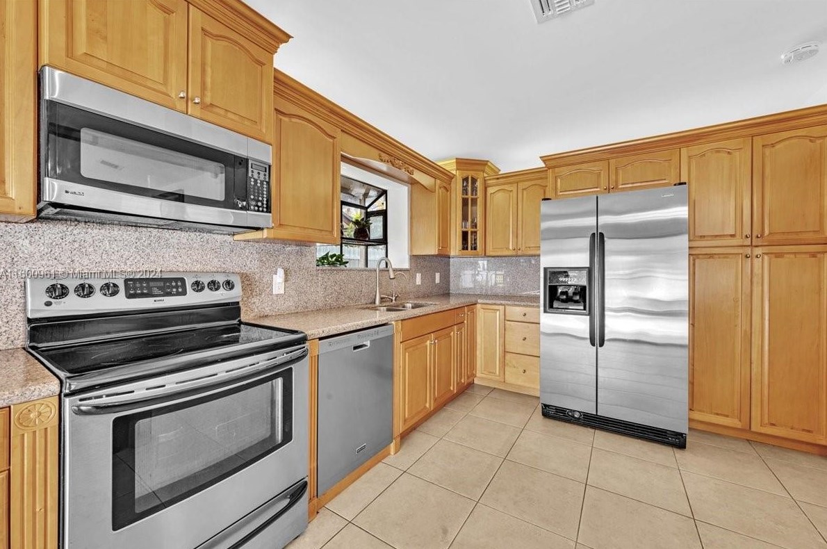 610 96 Ave, Hollywood FL 33024-8179 exterior