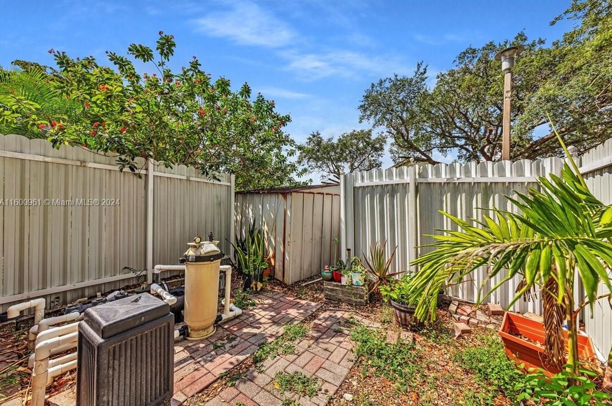 610 96 Ave, Hollywood FL 33024-8179 exterior