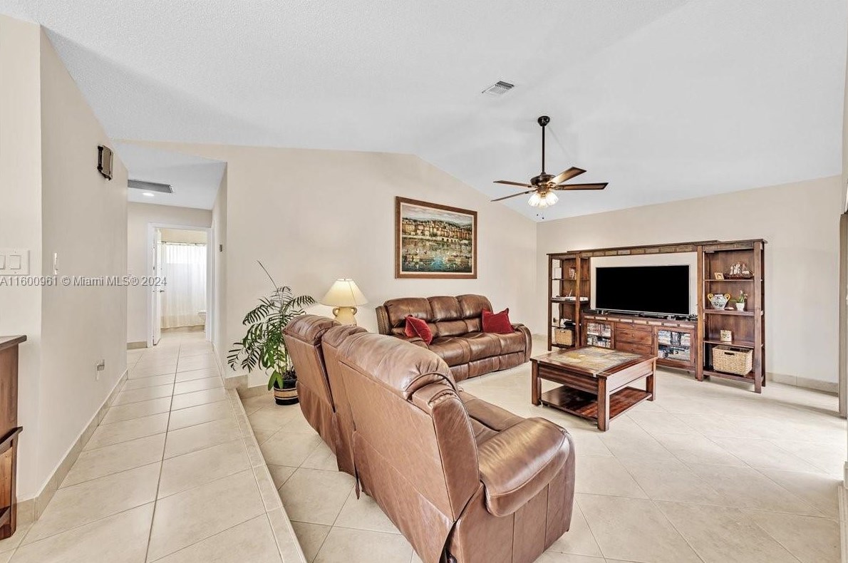 610 96 Ave, Hollywood FL 33024-8179 exterior