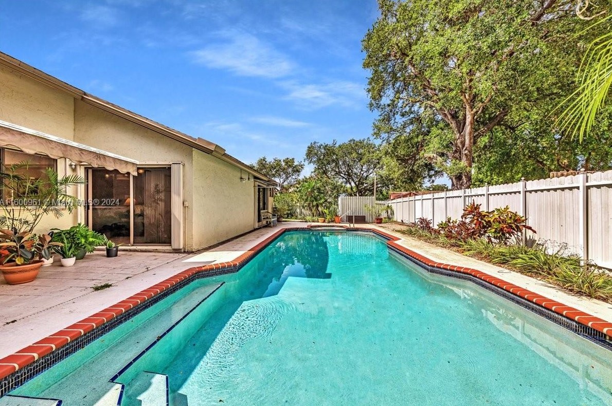 610 96 Ave, Hollywood FL 33024-8179 exterior