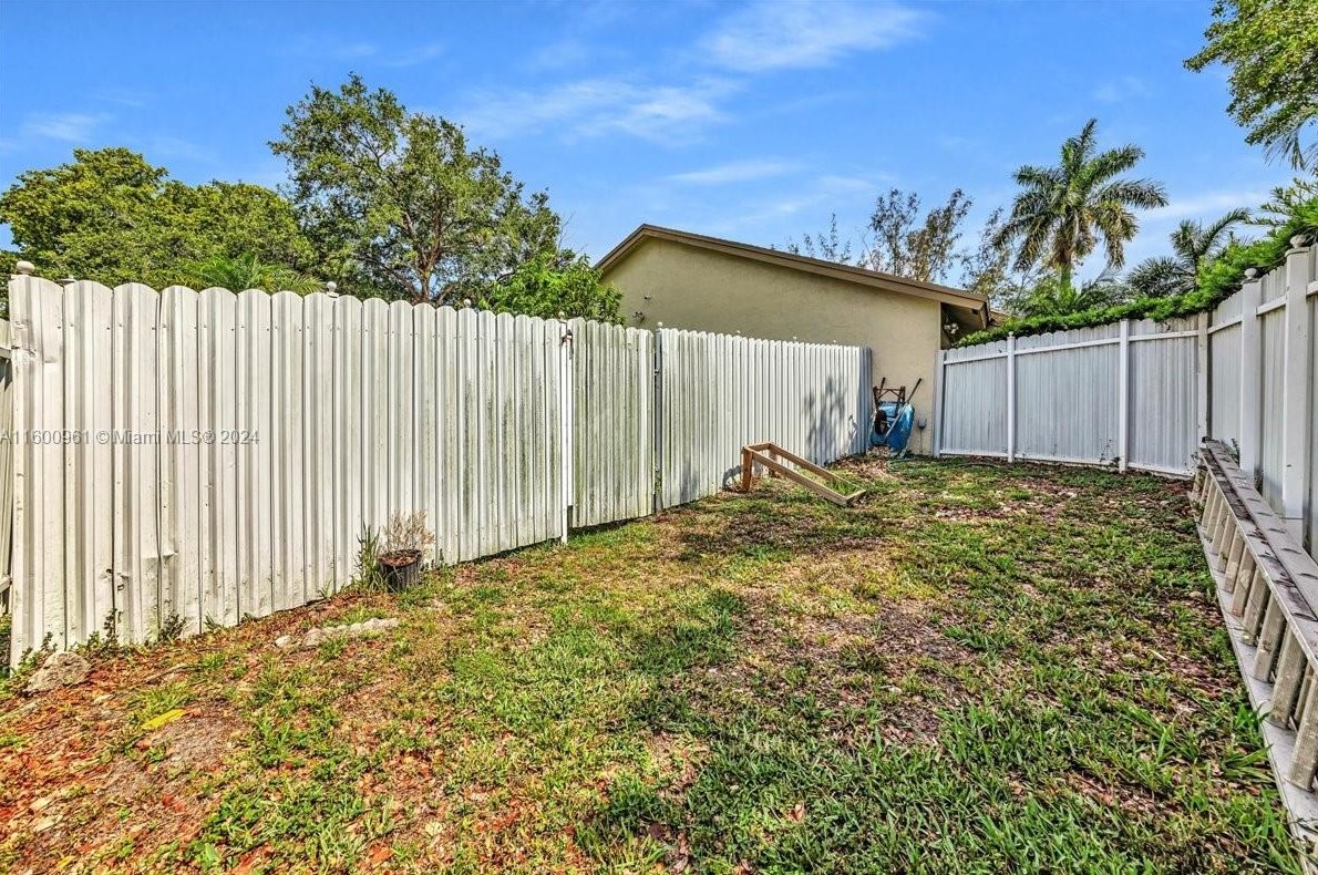 610 96 Ave, Hollywood FL 33024-8179 exterior