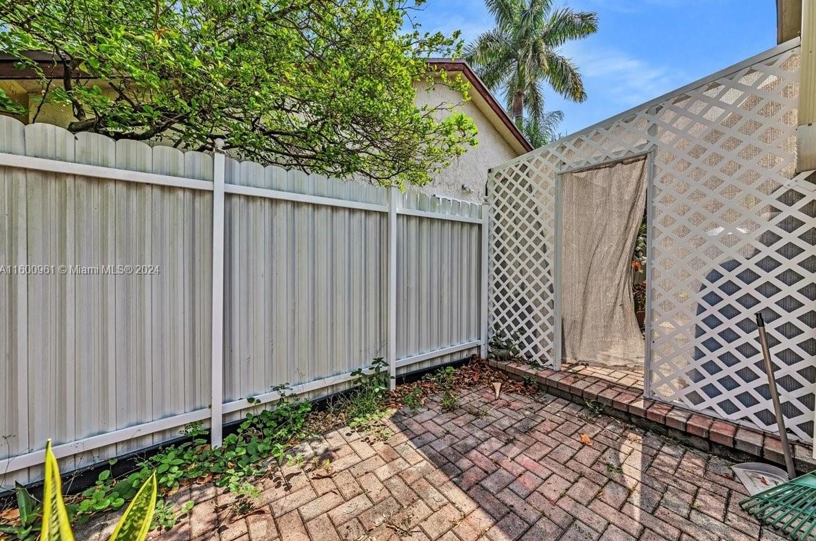 610 96 Ave, Hollywood FL 33024-8179 exterior