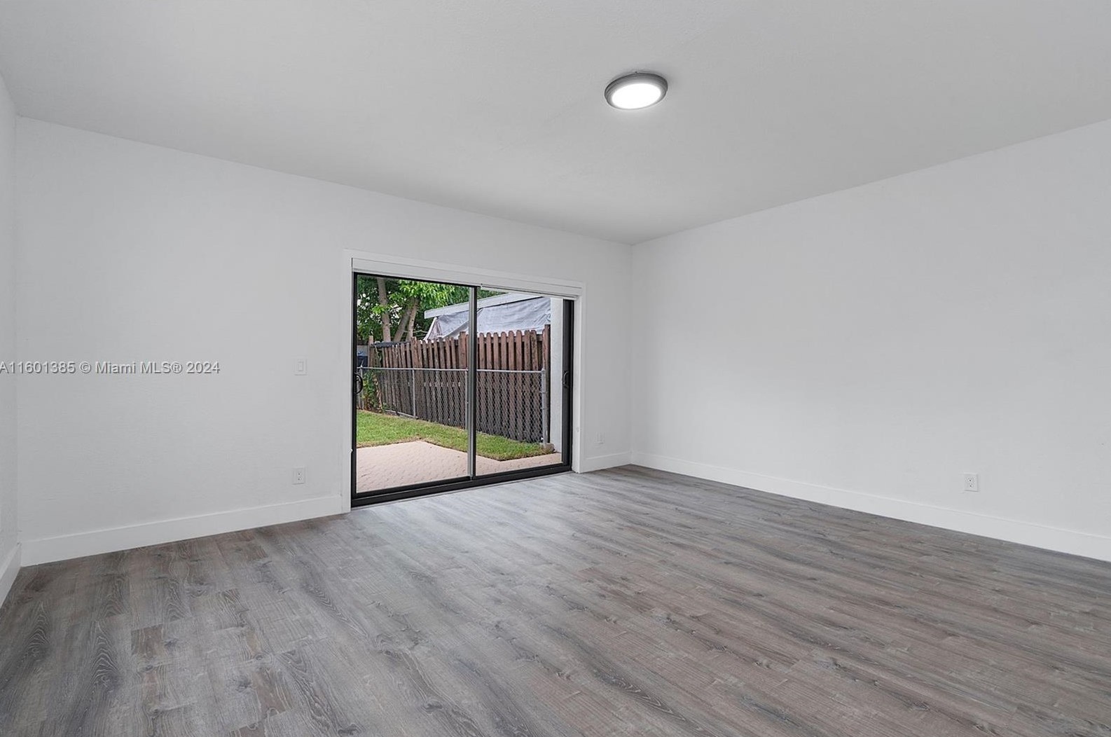 2421 108 Ct, Miami FL 33172-5205 exterior