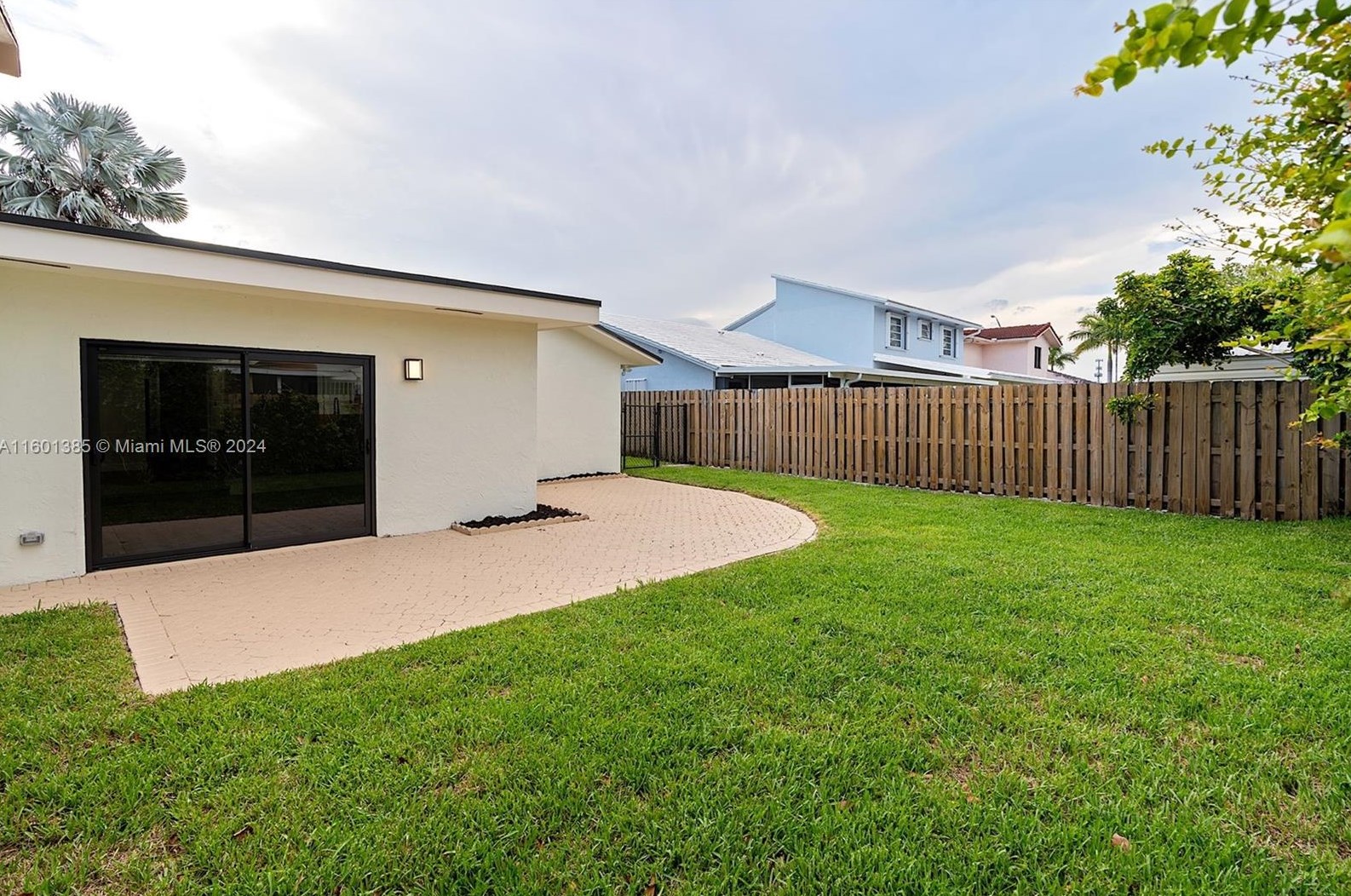 2421 108 Ct, Miami FL 33172-5205 exterior