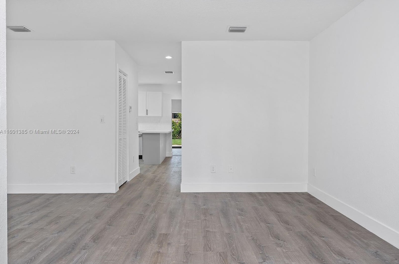 2421 108 Ct, Miami FL 33172-5205 exterior