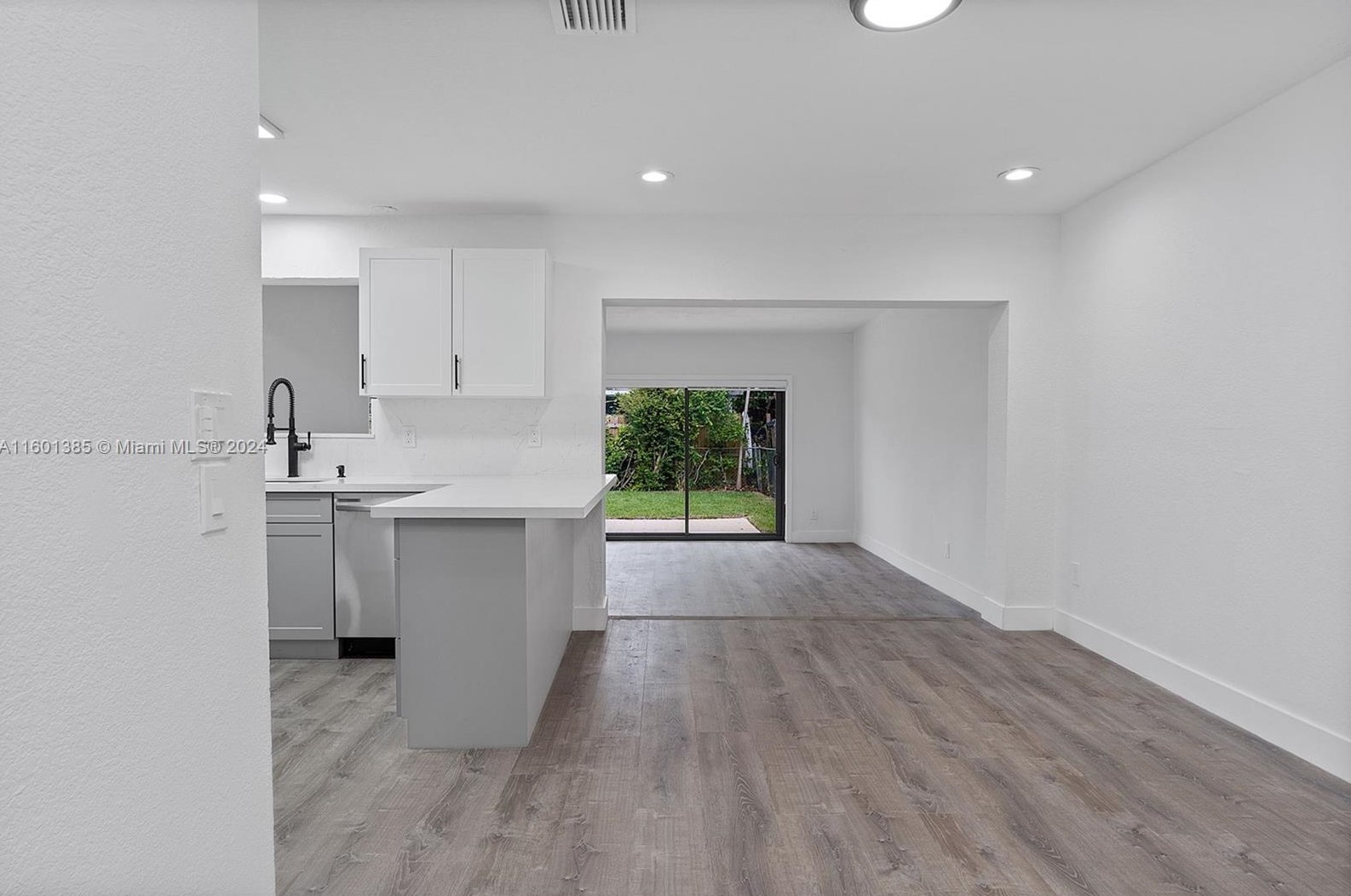 2421 108 Ct, Miami FL 33172-5205 exterior