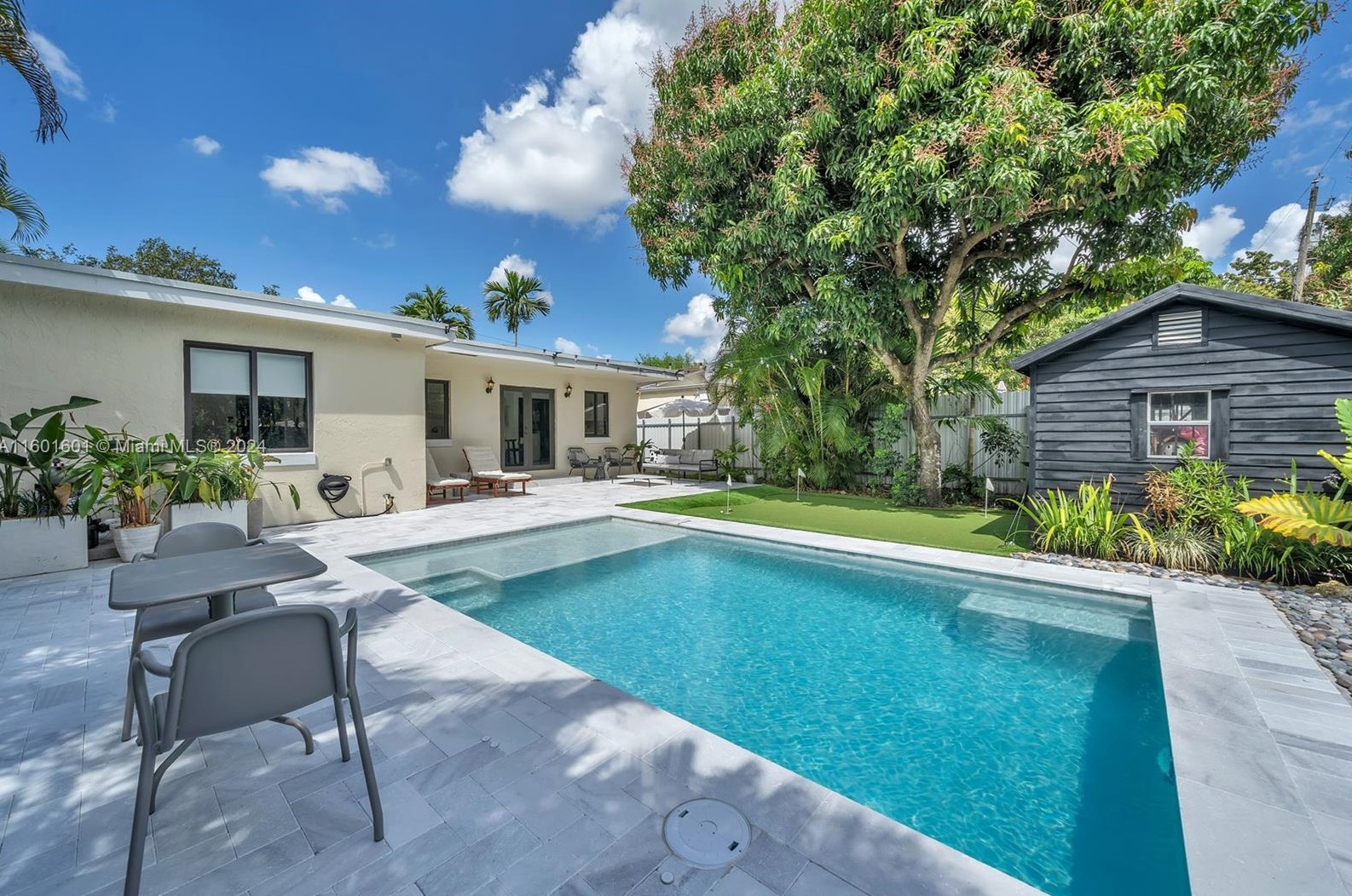 549 Ln Villa Dr, Miami FL 33166-6029 exterior