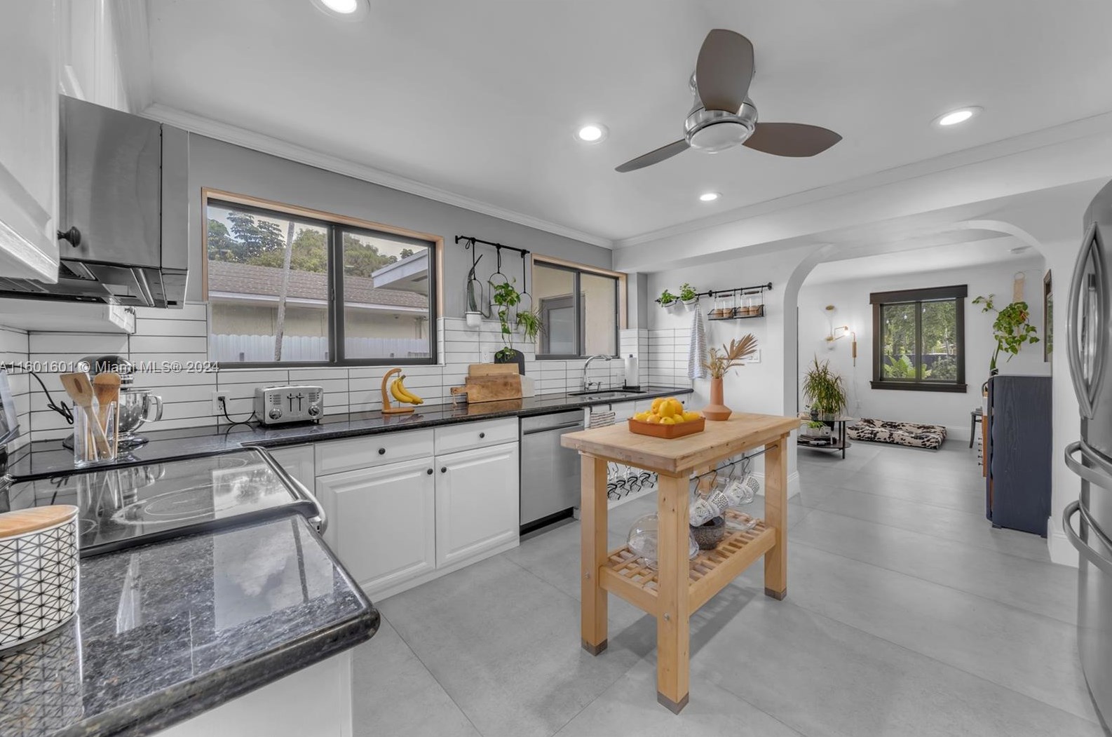 549 Ln Villa Dr, Miami FL 33166-6029 exterior