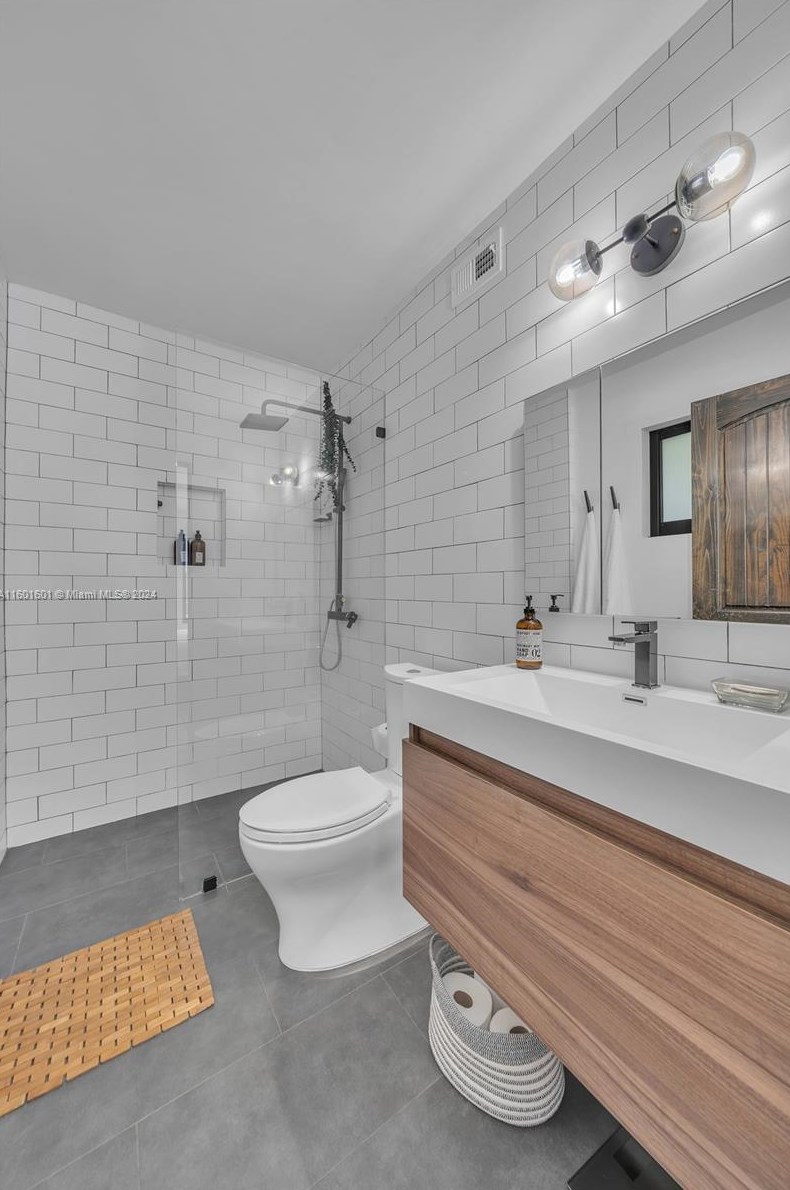 549 Ln Villa Dr, Miami FL 33166-6029 exterior