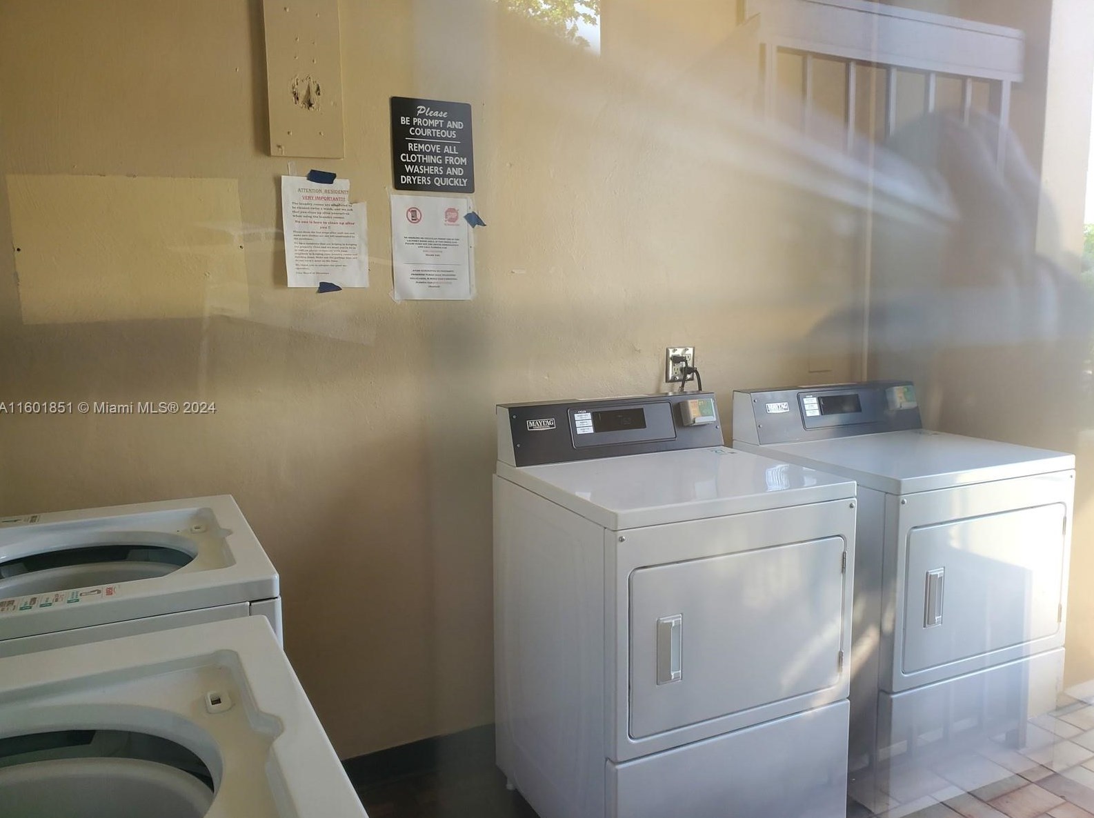 3195 Foxcroft Rd, Hollywood FL  33025-4189 exterior