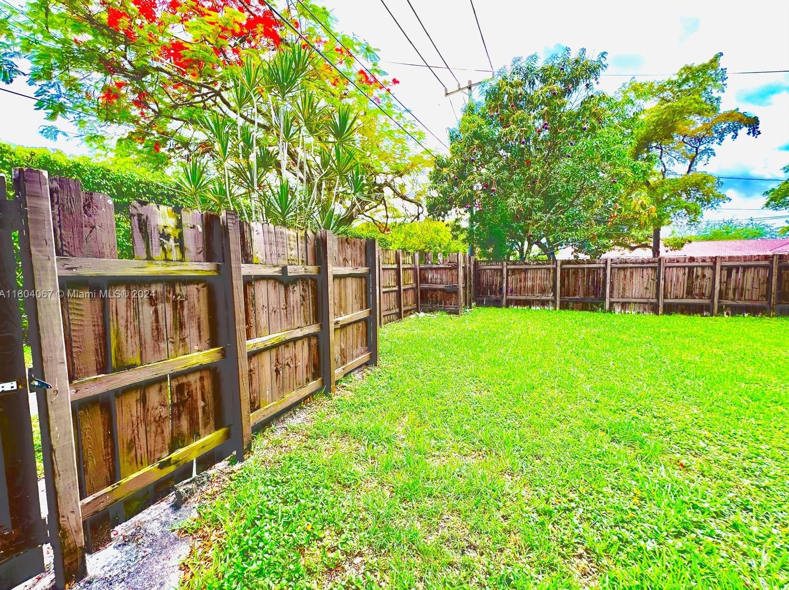 410 Pinecrest Dr, Miami FL 33166-5853 exterior