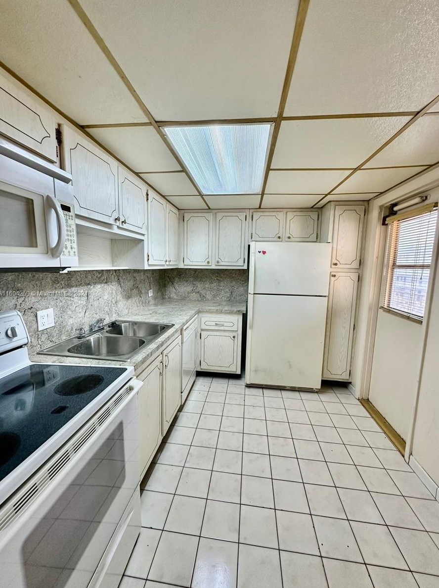 447 195th St, Miami FL  33179-3346 exterior