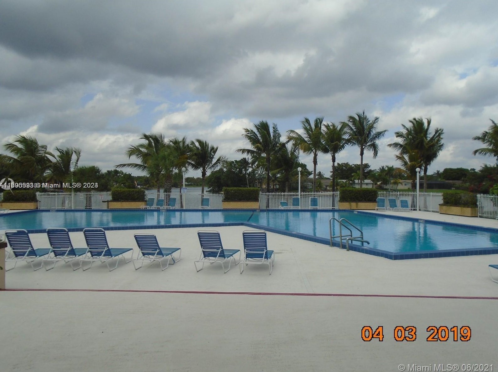 14401 Kendall Dr, Miami FL exterior