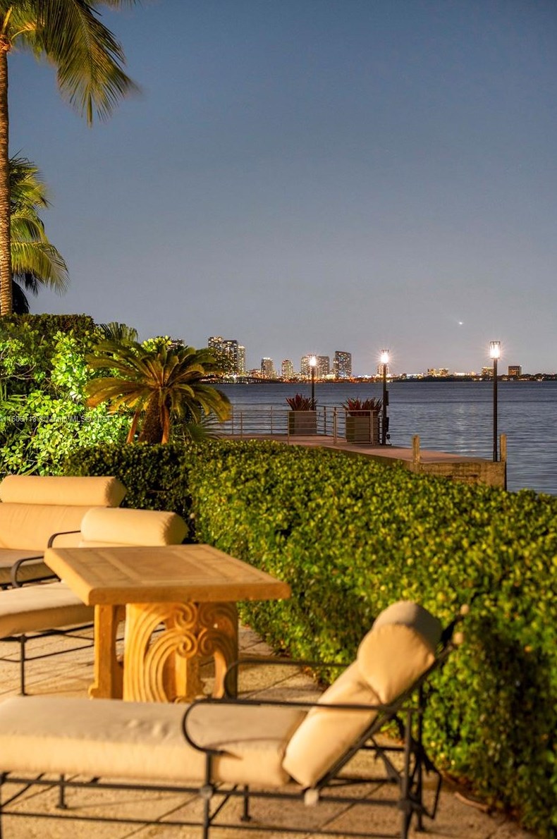 4810 Bay Rd, Miami FL 33141-4515 exterior