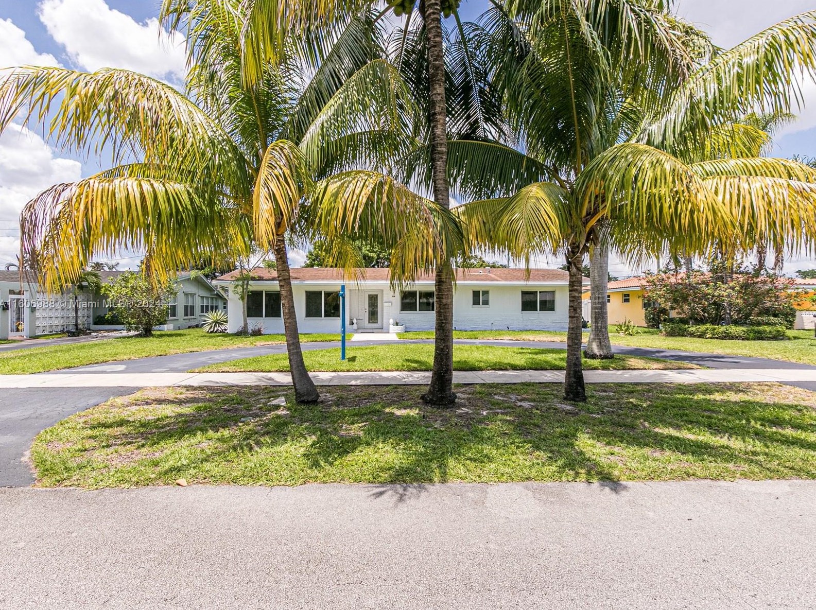 316 Crescent Dr, Hollywood FL  33021-6702 exterior