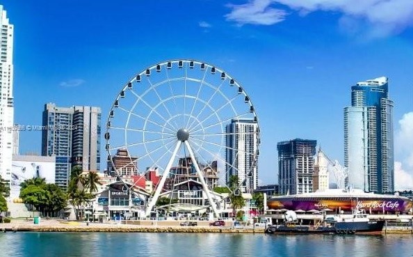 111 Flagler St, Miami FL  33131-1111 exterior