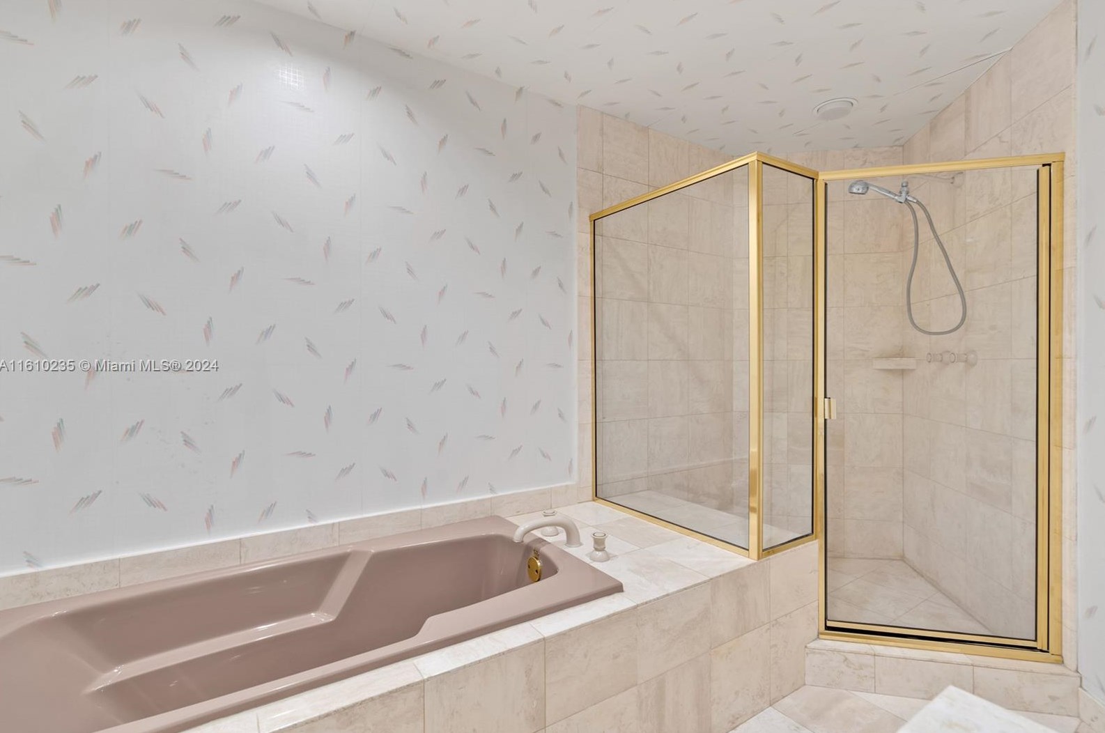 3900 Island Blvd, Miami FL 33160-4951 exterior