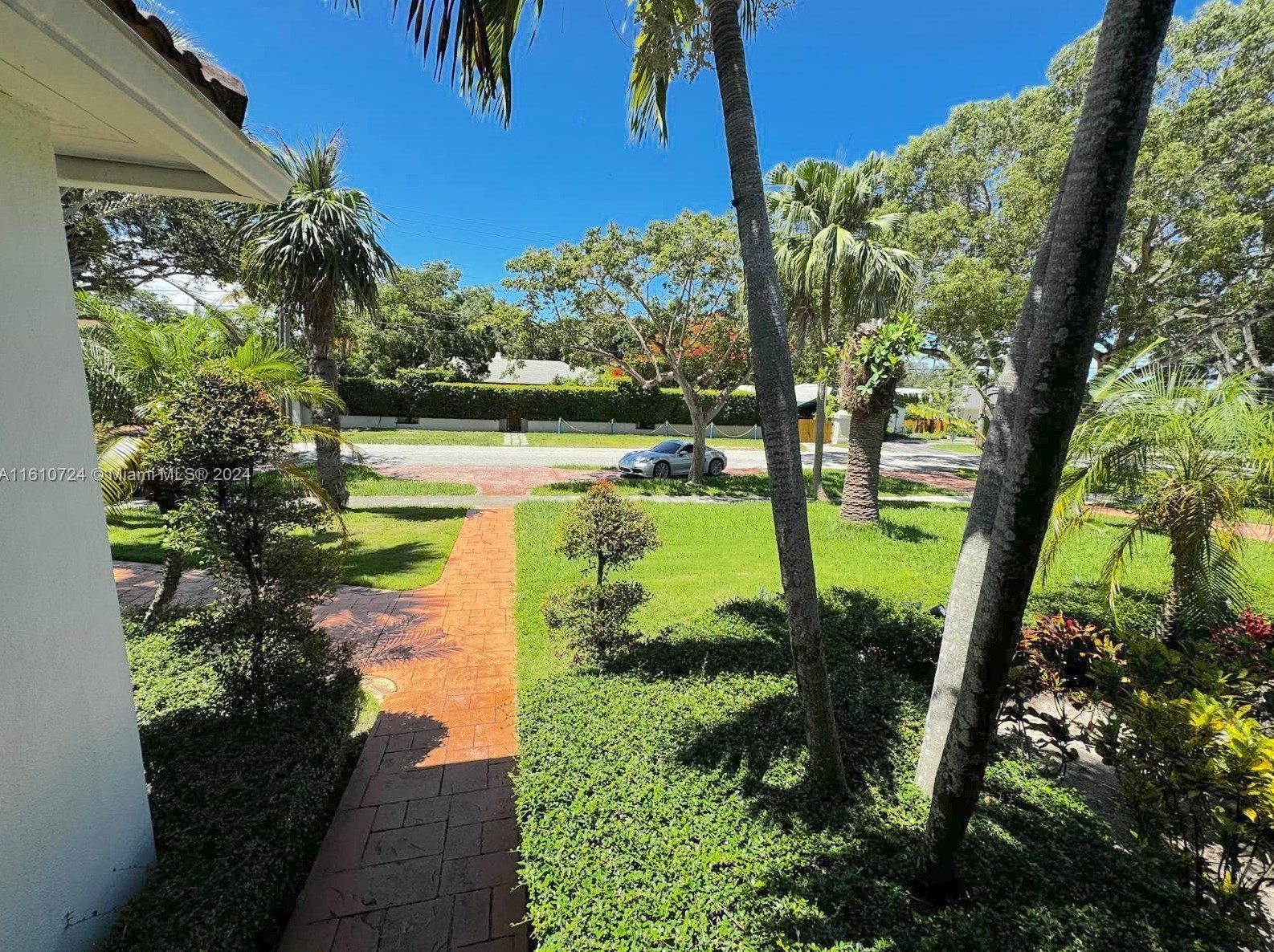 560 107 St, Miami FL 33156-4162 exterior