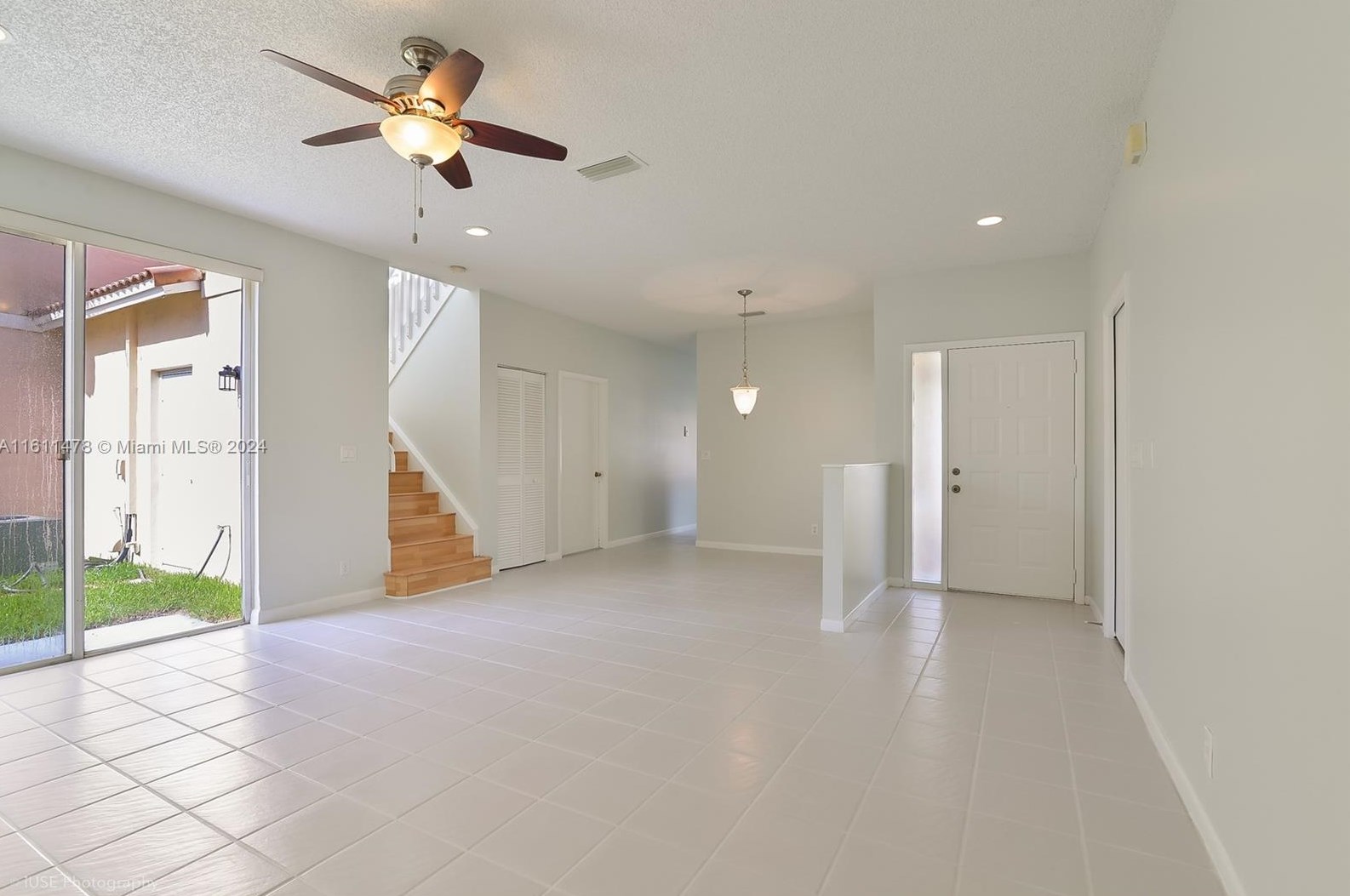 945 180th Ter, Hollywood FL  33029-4427 exterior