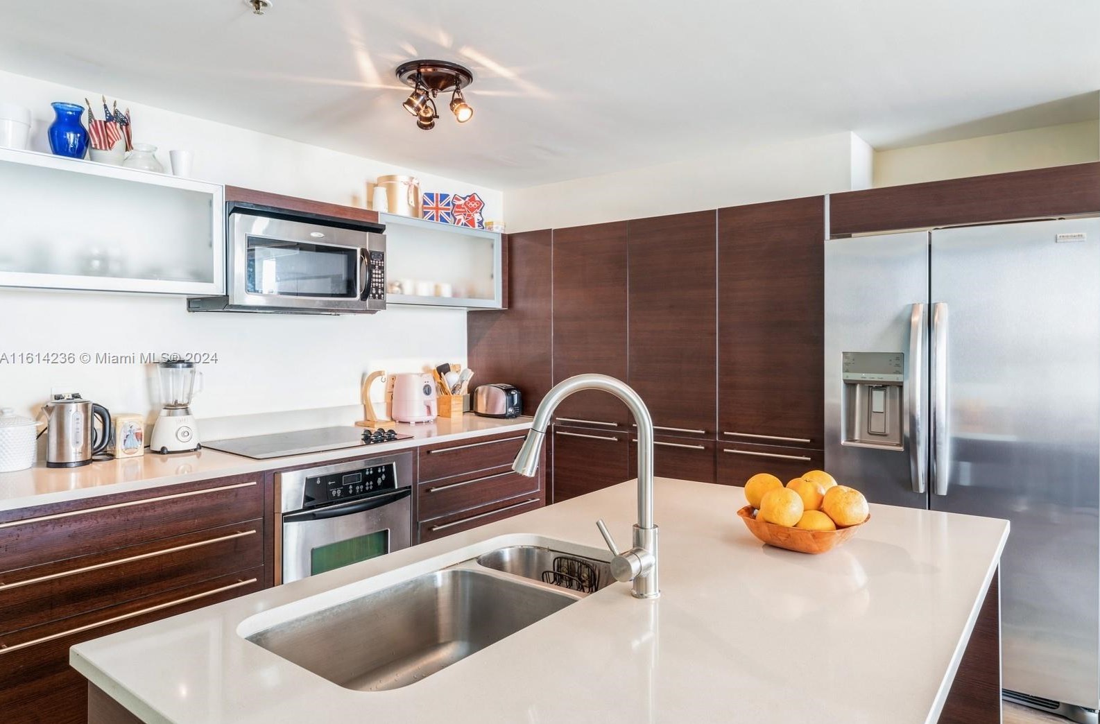 1900 Bayshore Dr, Miami FL 33133-3217 exterior