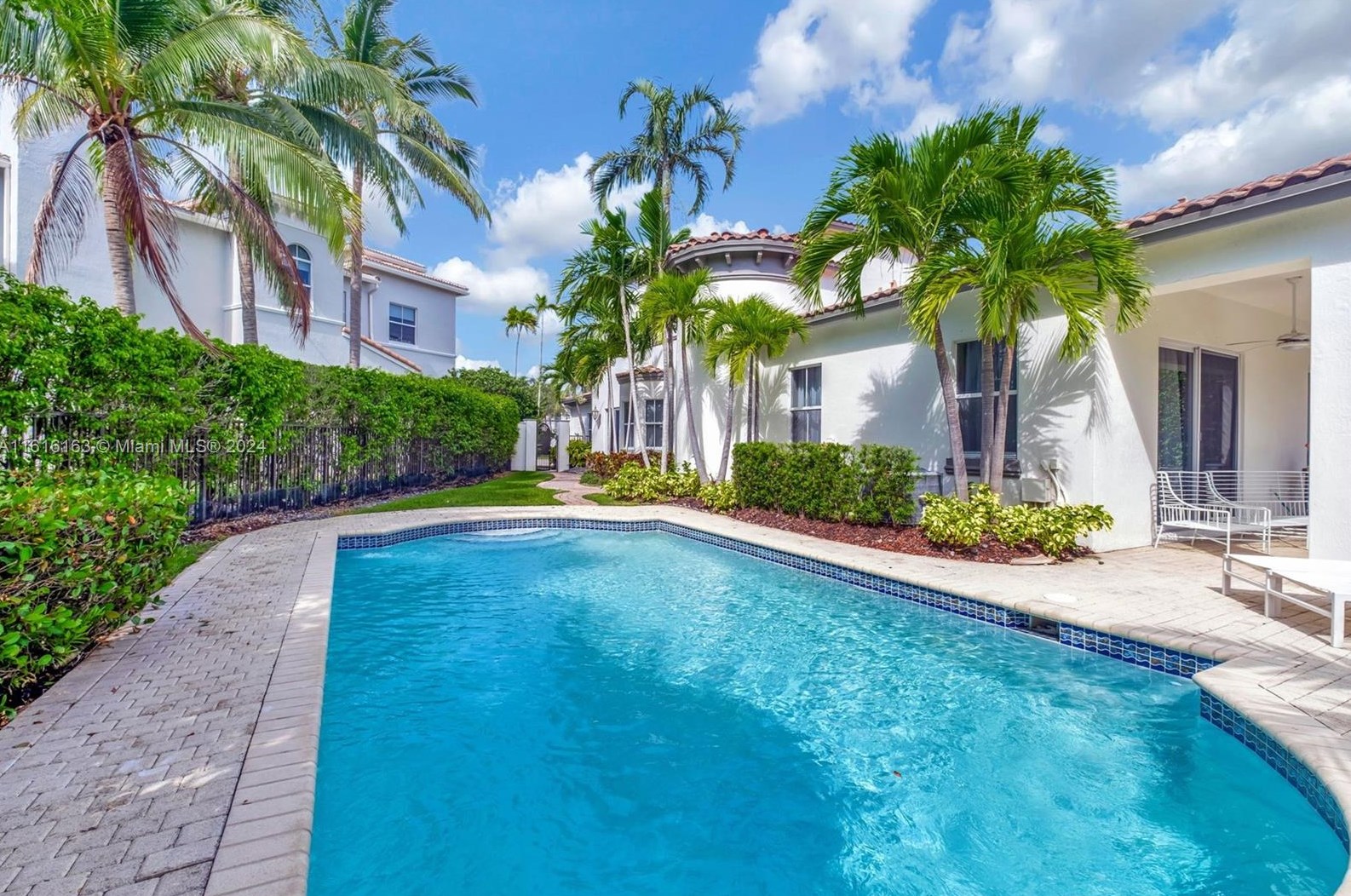 808 Spinnaker Dr, Hollywood FL 33019-5027 exterior