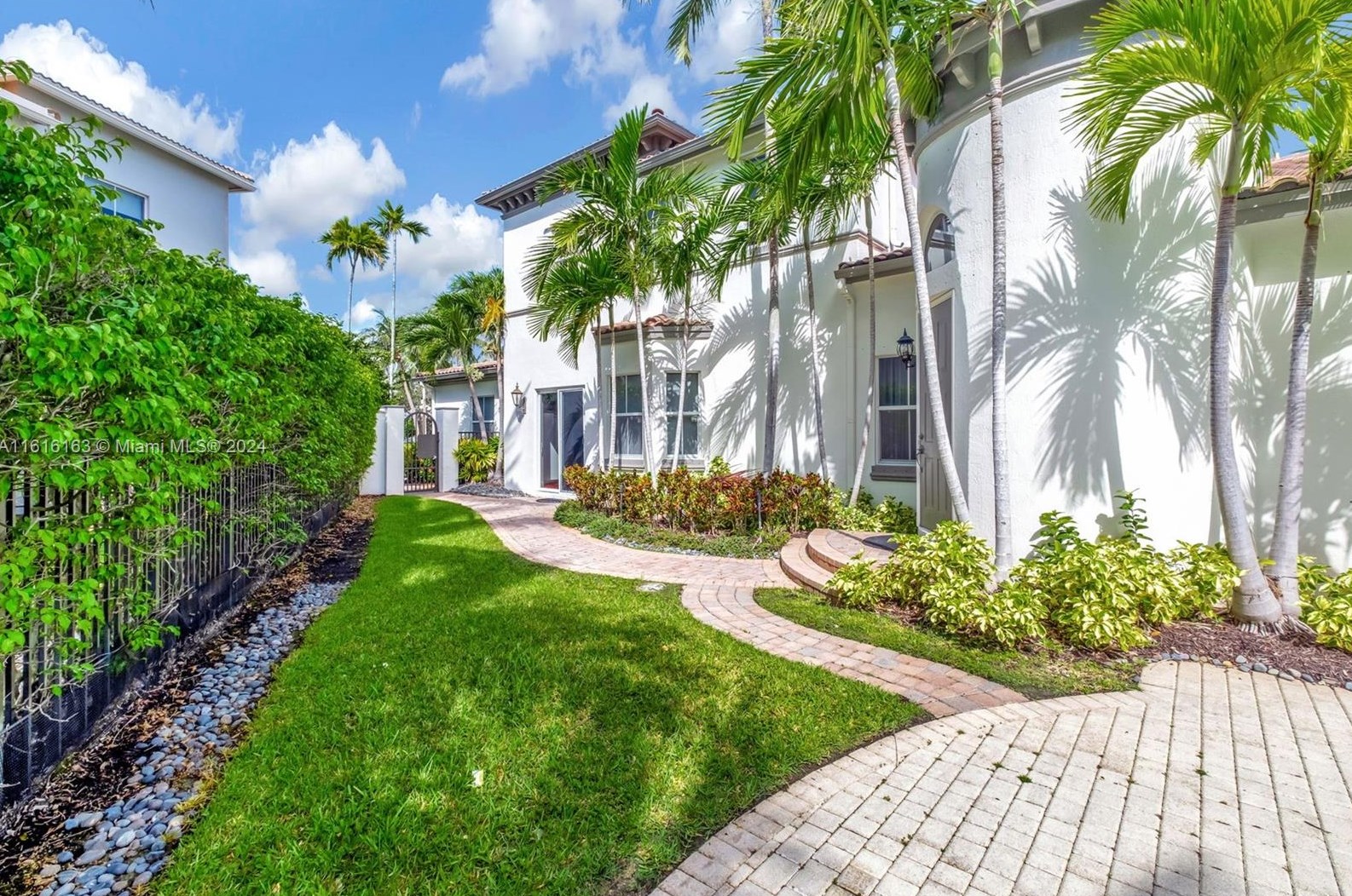 808 Spinnaker Dr, Hollywood FL 33019-5027 exterior