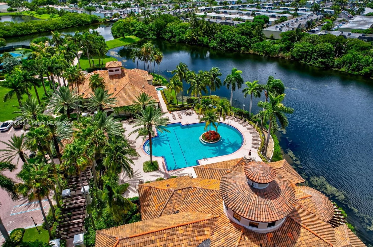 808 Spinnaker Dr, Hollywood FL 33019-5027 exterior