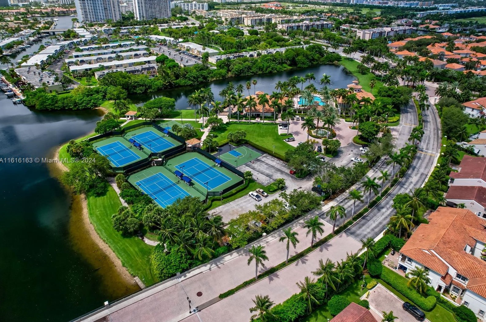 808 Spinnaker Dr, Hollywood FL 33019-5027 exterior