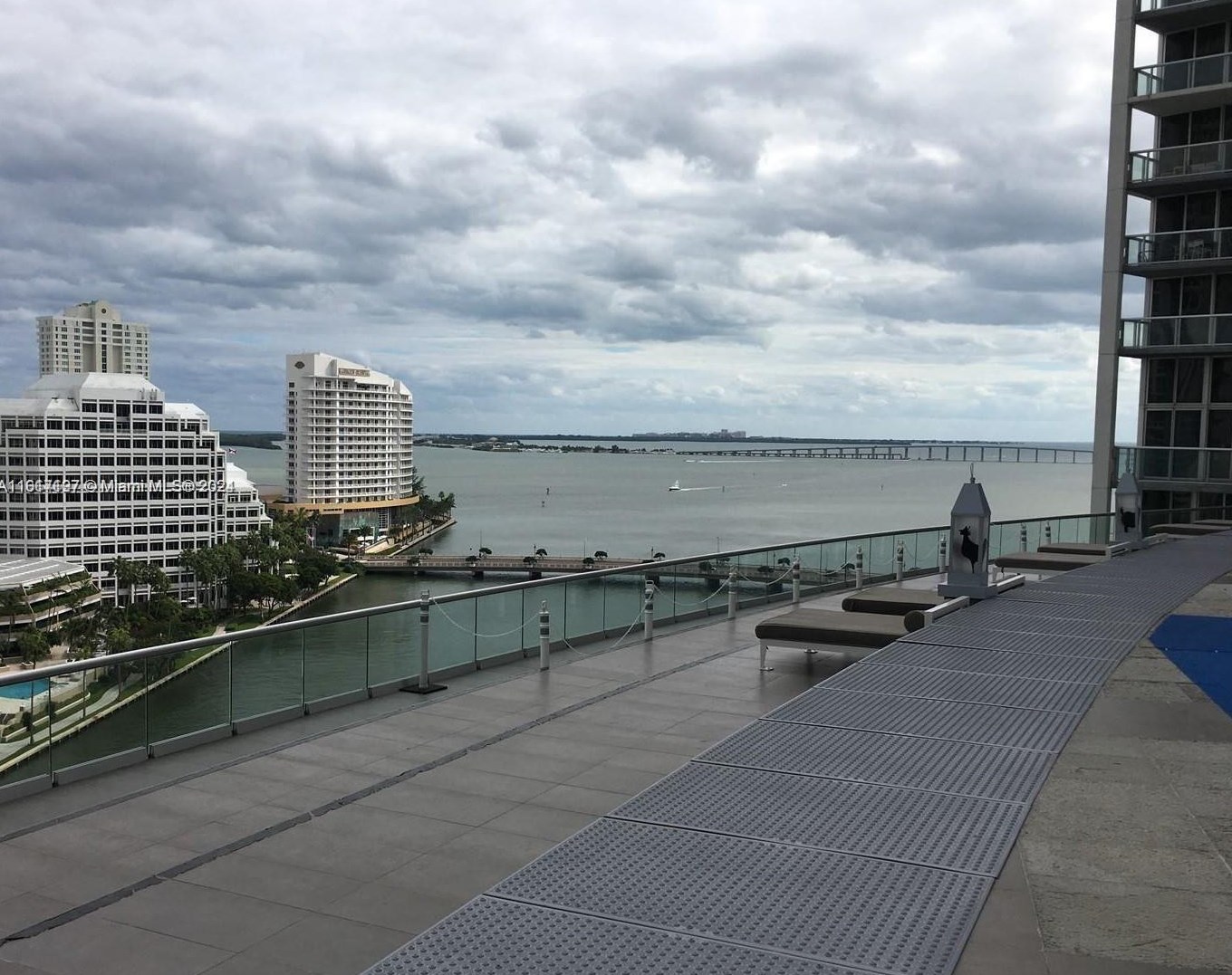 475 Brickell Ave, Miami FL  33131-2498 exterior