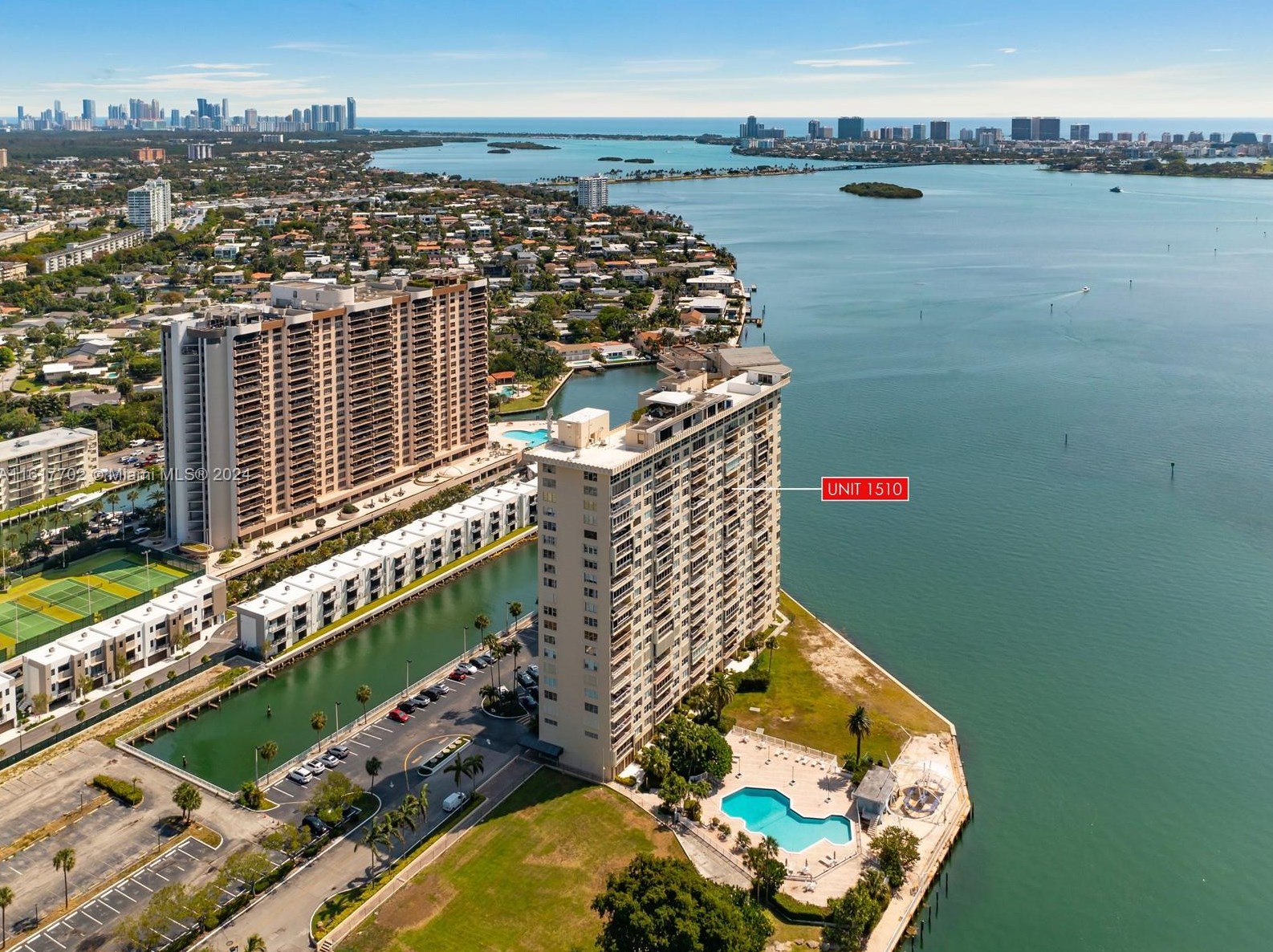 11111 Biscayne Blvd, Miami FL  33181-3494 exterior