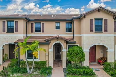 10556 W 32nd Ln #10556, Hialeah Gardens, FL 33018 - Photo 1