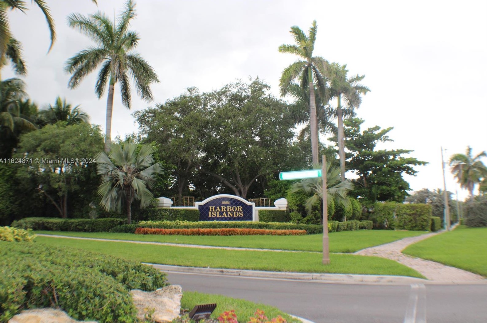 1366 Harbor Vw, Hollywood FL  33019-5038 exterior