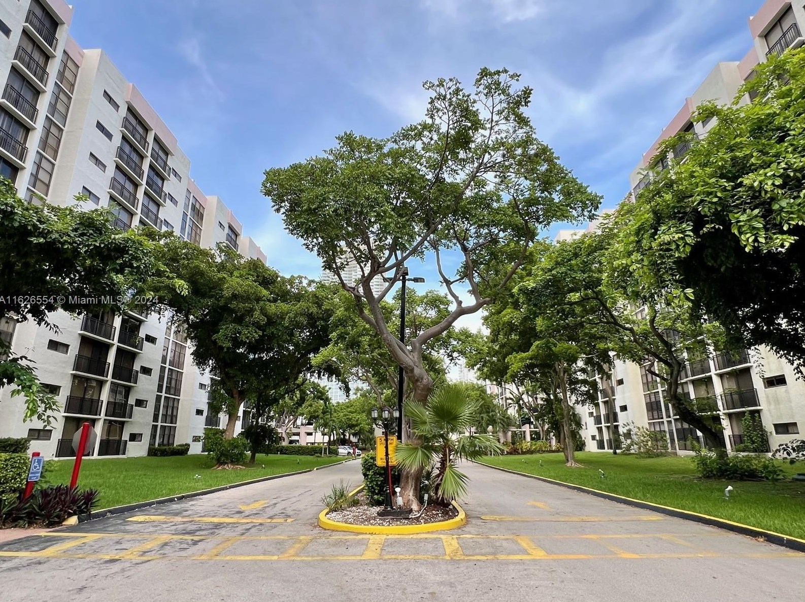 17021 Bay Rd, Miami FL  33160-3684 exterior