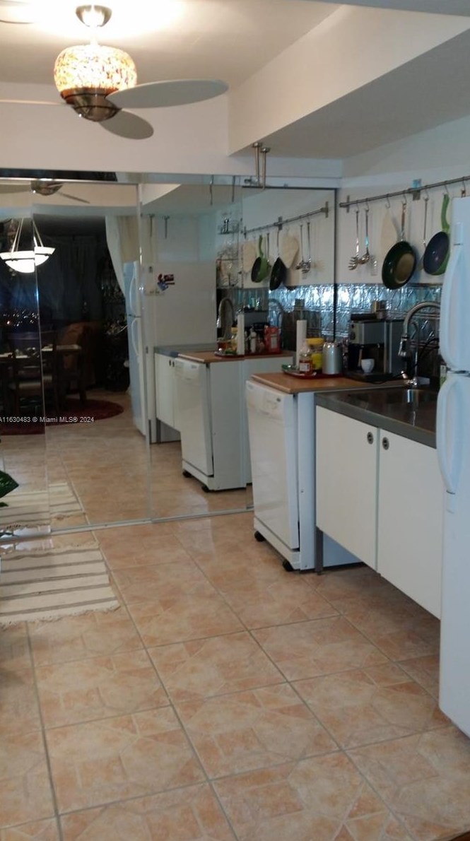 1351 Miami Gardens Dr, Miami FL 33179-4719 exterior